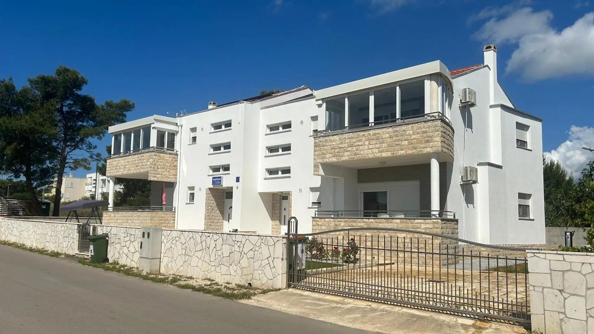 Apartments Nicole Wera Nin